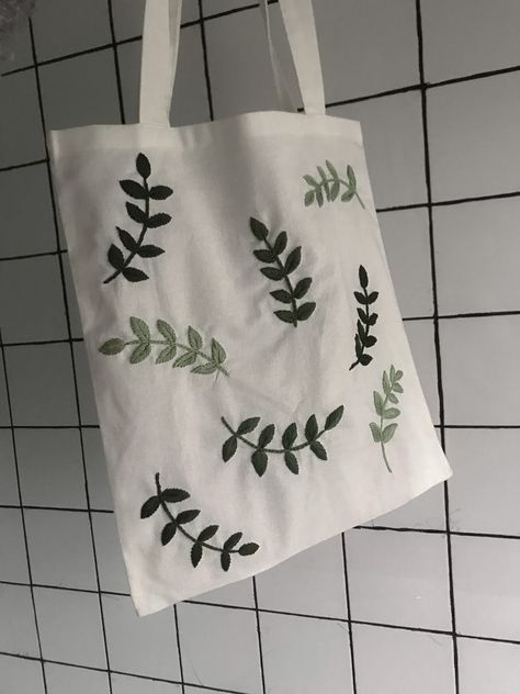 Tote Bag Diy Pattern, Tote Bag Embroidery, Diy Tote Bag Design, Handpainted Tote Bags, Tote Bag Art, Canvas Bag Design, Purse Collection, Clothes Embroidery Diy, Diy Bag Designs