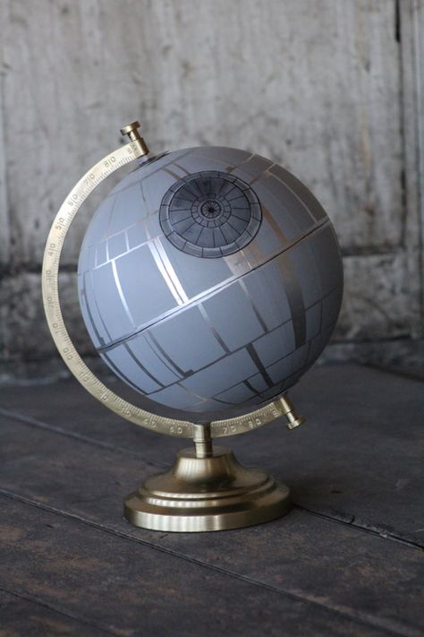 Casa Disney, Hand Painted Globe, Star Wars Bedroom, Star Wars Nursery, Painted Globe, Star Wars Room, Star Wars Decor, Star Wars Diy, Classic Office