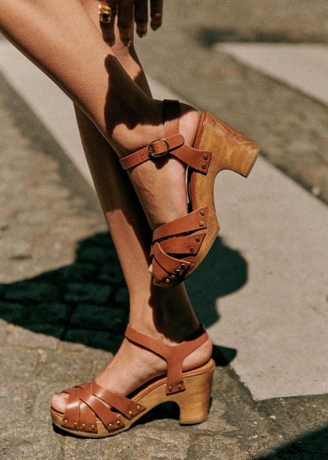 Isabelle Clogs - Smooth Camel - Bovine leather - Sézane Summer Heels Outfit, Casual Heels Outfit, Jeans Heels Outfit, High Heel Clogs, Heels Aesthetic, Jeans With Heels, Heels Outfits, Clog Heels, Clog Sandals