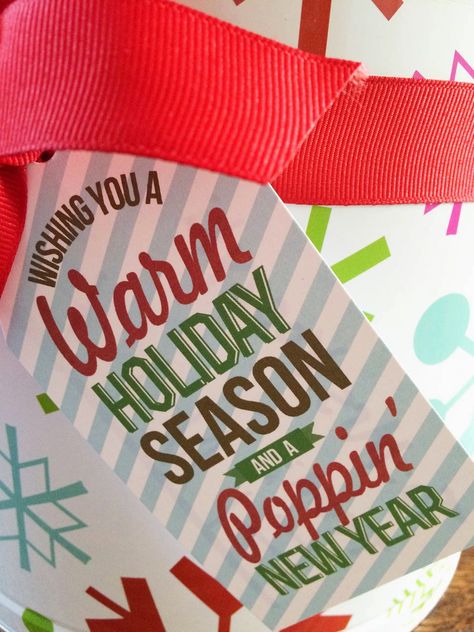 Isn't this a cute way to spruce up those {super addicting} popcorn tins during the holidays! Finley's teachers will be getting one this year... Popcorn Christmas Gifts, Popcorn Tins, Holiday Popcorn, Christmas Gift Tags Free, Christmas Popcorn, Teacher Holiday Gifts, Christmas Neighbor, Popcorn Gift, Neighbor Christmas Gifts