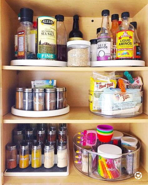 10 game-changing ways to organize herbs and spices in your kitchen Spice Cabinet Organization, Organized Pantry, Small Kitchen Storage, Kitchen Organization Pantry, Spice Racks, Spice Cabinet, Kitchen Organisation, Diy Kitchen Storage, Kitchen Spices