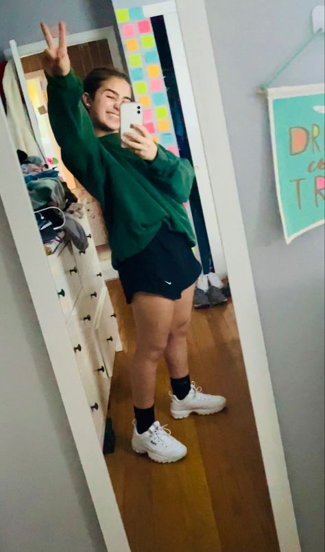 Nike Shorts Outfit Aesthetic, Athletic Shorts Outfit Casual Summer, How To Style Black Athletic Shorts, Workout Shorts Outfit Casual, Outfits With Sport Shorts, Athlete Outfits For School, Sport Short Outfits, How To Style Nike Shorts, Runner Shorts Outfit