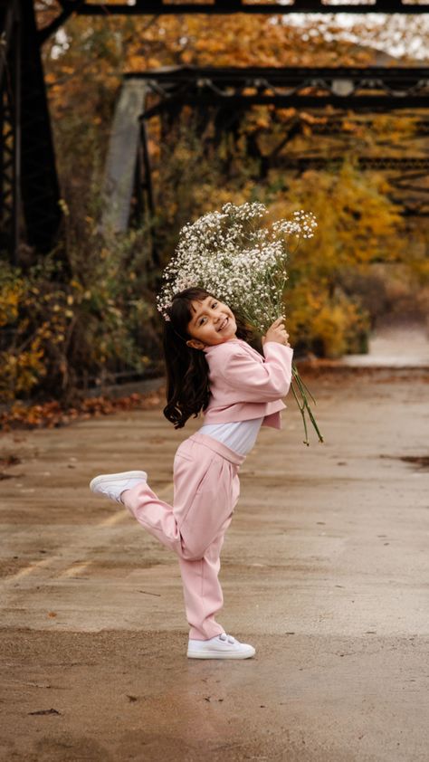 Little Birthday Girl Photoshooting Outside, Photoshoot Ideas For Kids Birthday, Six Year Old Photo Shoot Ideas, Girl Birthday Photoshooting Outdoor, Little Birthday Girl Photoshooting, 7 Birthday Photoshoot Ideas, Kids Outdoor Photoshoot Ideas, 5 Birthday Photoshoot, Girl Birthday Photoshooting