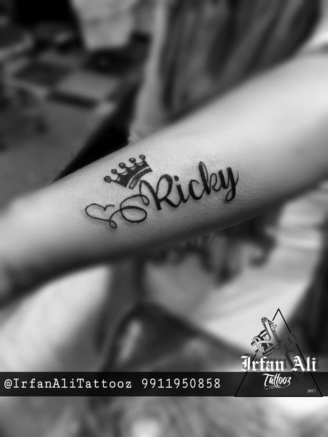 Tattoo Ideas With Boyfriend Name, Ricky Name Tattoo, Tattoo Names On Arm, Tattoo Of Husbands Name Ideas, Cute Name Tattoos Husband, Husband Name Tattoo Ideas, Name Tattoos For Boyfriends, Spouse Name Tattoos For Women, Tattoos For Husband Name