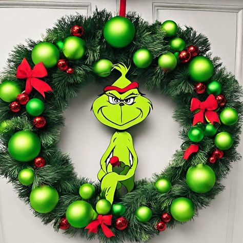 DIY Grinch Christmas Wreath Idea Grinch Diy Christmas Decorations, Grinch Christmas Wreath, Fun Christmas Wreaths, Diy Grinch, Cute Grinch, Grinch Decor, Grinch Tree, Grinch Crafts, Grinch Wreath