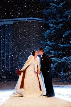 snow wedding Pretty Snowflakes, Bridal Capes, Night Wedding Photos, Winter Wedding Planning, Winter Wedding Photos, Winter Bride, December Wedding, Wedding Cape, Bridal Cape