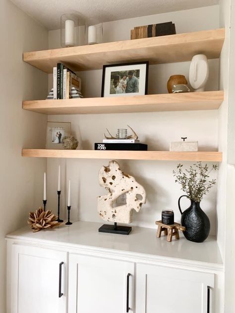 Floating Shelf Placement, Cozy Corner Living Room, Shelves Inspiration, Living Room Floating Shelves, Room Floating Shelves, Shelf Staging, Bookshelves Display, Shelf Placement, Living Room Corner Decor