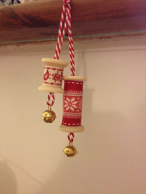 Christmas Wreath With Cotton Reels, Cotton Reel Christmas Decorations, Cotton Reel Craft Ideas, Wooden Spool Christmas Ornaments, Thread Spool Ornaments, Cotton Reel Craft, Spool Ornaments, Wooden Spool Crafts, Christmas Orniments