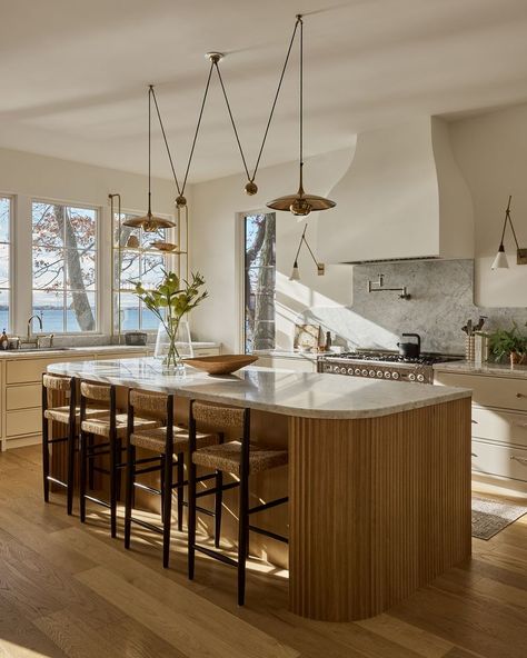 Round Kitchen Island, Functional Kitchen Island, White Oak Kitchen, Clad Home, Serene Bathroom, Round Kitchen, Kitchen Island With Seating, Classic Kitchen, Island With Seating