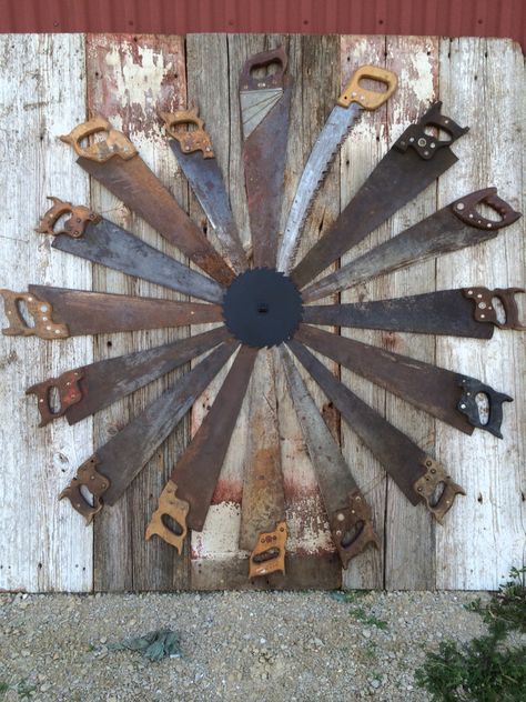 Old barn boards and hand saws. Scrap Metal Art Ideas Garden Sculptures, Pond Decor, Tool Display, Barn Door Decor, Barn Boards, Hantverk Diy, Hand Saws, Farm Living, Outdoor Deco