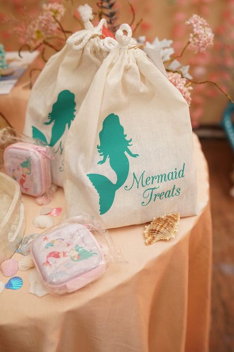 Swim on by and check out this Coral Reef Mermaid Birthday Shell-abration by Silvia Winardi out of Jakarta/ Indonesia! Mermaid Candy Bags Ideas, Coral Reef Mermaid, Birthday Party Gift Bag Ideas, Ocean Cupcakes, Mermaid Party Favors Bags, Mermaid Favor, Sea Party Ideas, Souvenir Ideas, Mermaid Party Supplies