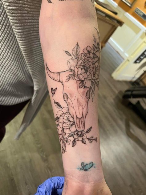 Female Sleeve Tattoos, Cow Skull Tattoo, Skull Thigh Tattoos, Cow Skull Tattoos, Fine Line Floral, Floral Cow Skull, Longhorn Tattoo, Sleeve Tattoos Ideas, Bull Skull Tattoos