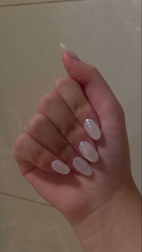 Clean Nails Almond, Nail Inspo Milky White, Hailey Bieber Glazed Nails, Nail Inspo Hailey Bieber, White Pearl Nails, Nails Glazed Donut, Nail Design Almond, Glazed Nails, Nails Pearl