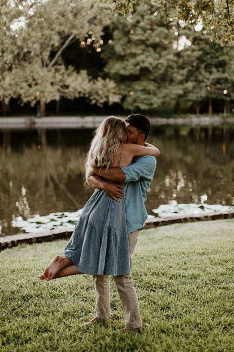 Fall Photo Shoot Outfits, Outdoor Engagement Photos, Engagement Pictures Poses, Engagement Photo Poses, Couple Photoshoot Poses, Fall Photoshoot, Engagement Photo Inspiration, Fall Engagement, Couple Photography Poses