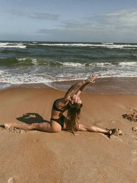 Girl doing the splits on the beach in Daytona Florida. Splits Aesthetic Beach, Splits Poses Photography, Yoga Aesthetic Splits, Splits On The Beach, Gymnastic Beach Photos, Gymnastics Splits Pictures, Beach Flexibility Pictures, Split Poses Photography, Yoga Splits Aesthetic