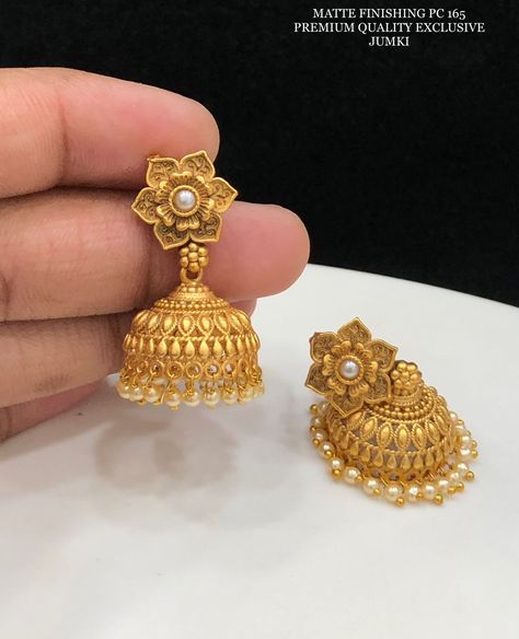 Gold Jumki Designs Earrings, Simple Jhumka, Jhumka Earrings Gold, Golden Jhumka, Simple Gold Jewelry, Gold Neck Chain, Diamond Jhumkas, Gold Jewelry Prom, Jewelry Necklace Simple