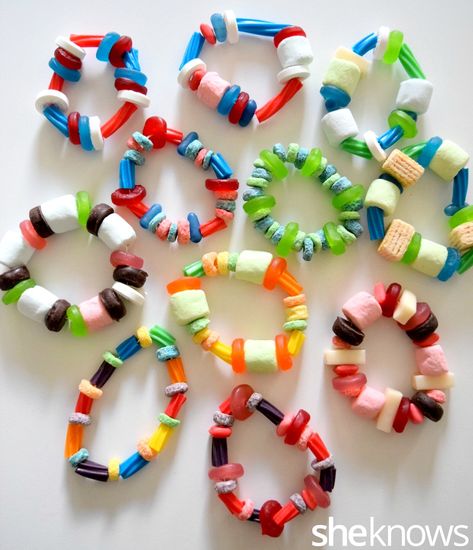 How to make edible candy bracelets in Super Bowl team colors – SheKnows Peppermint Candy Bowl, Bday Treats, Creative Sweets, Candy Train, Lollipop Bouquet, Candy Bracelets, Leftover Halloween Candy, Team Bracelets, Candy Christmas Tree