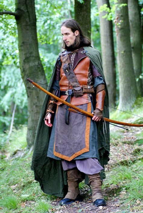 Ranger Costume- too colorful and clean but still great. They have to make these books into a movie! Fantasy Ranger, Ranger Outfit, Ren Faire Costume, Armor Clothing, Medieval Clothes, Larp Costume, Medieval Costume, Medieval Clothing, Fantasy Male