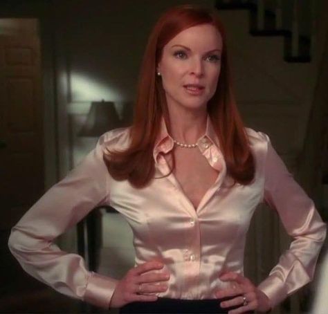 Desperate Housewives Bree, Satijnen Blouses, Red Satin Blouse, Marcia Cross, Womens Skirt Outfits, Bree Van De Kamp, Tailored Clothes, Tv Show Outfits, Desperate Housewives