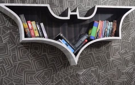 Batman Bookshelf, Batman Furniture, Wall Library, Logo Batman, Ideas Cuarto, Mens Room Decor, Decorative Bookshelves, Batman Wall, Creative Bookshelves