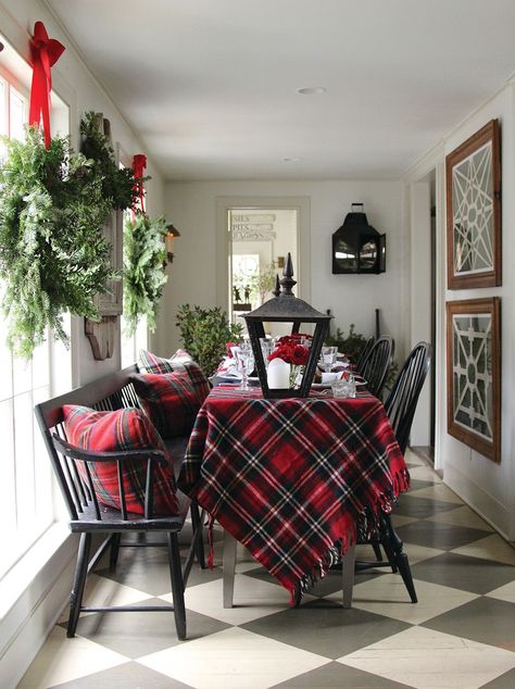 Natal Country, Nora Murphy Country House, Nora Murphy, Tartan Christmas, Christmas Decor Inspiration, Christmas Tablescapes, Christmas Dining, Christmas Table Settings, Décor Diy