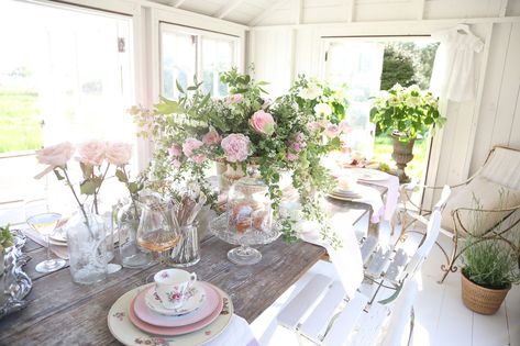 How LoveShackFancy’s Rebecca Hessel Cohen Readies Her Hamptons Home For Summer Entertaining Rebecca Hessel, Potted Lavender, Primitive Table, Hamptons Home, Pool Shed, American Primitive, White Wine Sauce, Southern France, Antique Show