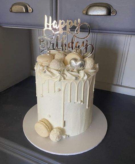 18th Birthday Cake White, White And Gold Birthday Cakes For Women, Beige Birthday Cake, White Birthday Cake, Fancy Birthday Cakes, Big Birthday Cake, Golden Birthday Cakes, Modern Birthday Cakes, 14th Birthday Cakes