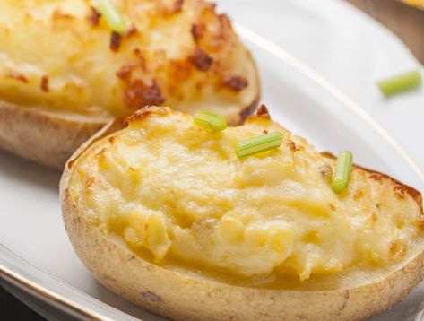 Pommes de terre soufflées un délice économique et simple, parfait été comme hiver Les recettes de cuisine et mets Best Twice Baked Potatoes, Cheddar Recipes, Healthy Cheese, Stuffed Baked Potatoes, Healing Diet, Block Of Cheese, Baked Potato Recipes, Making Mashed Potatoes, Kinds Of Cheese