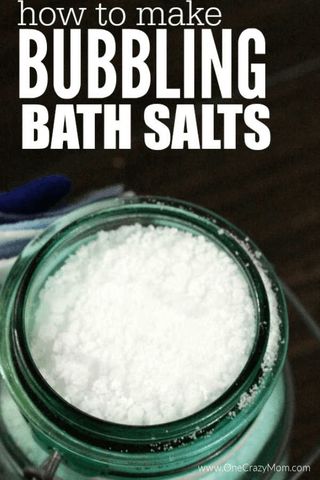 Try this easy homemade bath soak. Homemade bath salts are simple to make. This Homemade bath salt recipe is perfect to relax after a long day. Homemade Bath Salts Recipe, Bubbling Bath Salts, Diy Lush, Bath Salts Recipe, Bath Salts Diy, Bath Recipes, Homemade Bath, Bath Bomb Recipes, Diy Body Scrub