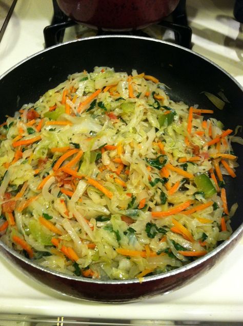 Steamed cabbage medley Steam Cabbage, Cooking Cabbage, Steamed Cabbage, Red Curry, Fall Recipes, Casseroles, Thai Red Curry, Steam, Ethnic Recipes