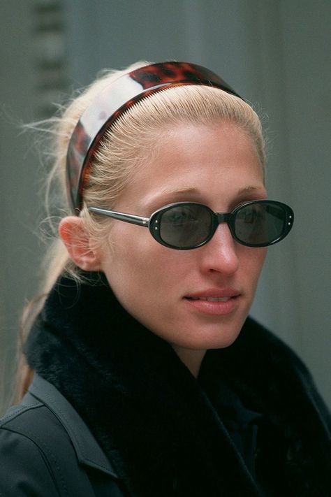 Why Carolyn Bessette-Kennedy should be your next style muse Riviera Chic, Carolyn Bessette, Manolo Blahnik Sandals, Elegante Y Chic, Jfk Jr, Black Tie Gala, 1990s Fashion, Style Muse, Wearing Sunglasses