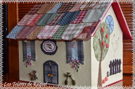 Los Telares de Raquel: ¡¡Casita de cartonaje de Rinske Stevens!! Fabric Doll House, Yoko Saito, Felt House, Sewing Machine Cover, Work Boxes, Trendy Sewing, Fabric House, House Quilts, Fabric Houses