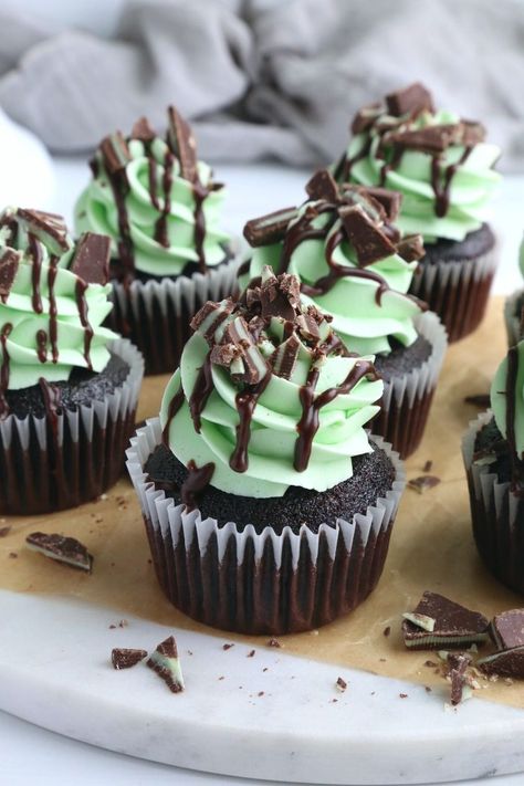 Mint Chocolate Cupcakes - Cake Me Home Tonight Cupcake Board, Raspberry And Almond Cake, Mint Buttercream, Mint Chocolate Candy, Mint Chocolate Cupcakes, Mint Cupcakes, Mint Chocolate Cake, Boozy Cupcakes, Buttercream Chocolate