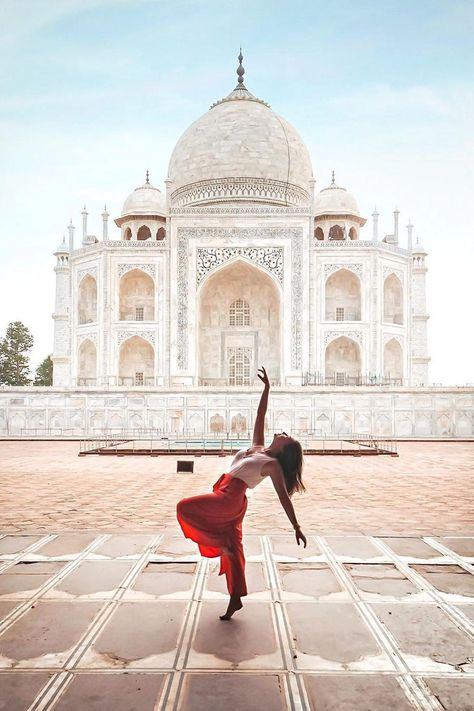 Travel Pose, Photo Arts, Honeymoon Photos, Best Travel Accessories, Travel Pictures Poses, History Of India, Wedding Couple Poses Photography, Indian Photoshoot, Aesthetic Picture