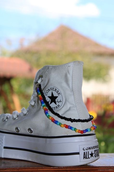 Shoe Strap Beads Converse, Converse Designs Diy, Beaded Shoe Charm, Beaded Shoes Laces, Cool Converse, Mode Converse, Converse Design, Pulseras Kandi, Converse Aesthetic