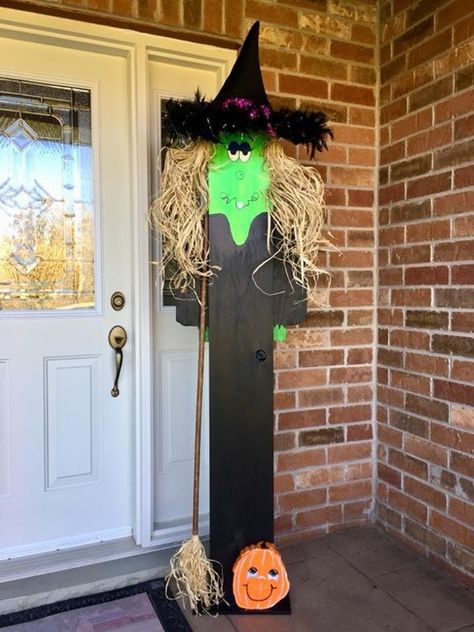 Fall Decorated Front Porch, Porch Leaner Sign Diy, Decorated Front Porch, Timber Crafts, Sunflower Halloween, Halloween Scarecrows, Halloween Cubicle, Porch Leaner Sign, Buffet Halloween