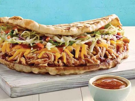 Hawaiian BBQ Chicken Flatbread Tropical Smoothie Flatbread Recipe, Hawaiian Bbq Chicken, Bbq Chicken Flatbread, Fruit Granola, Tropical Smoothie Recipes, Tropical Smoothie Cafe, Trending Food, Sweet Bbq Sauce, Chicken Flatbread