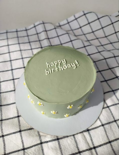 inst: in.milenin Simple Birthday Cake Green, Sage Green Birthday Cake Aesthetic, Olive Green Birthday Cake, Sage Green Bday Cake, Pastel Green Cake Simple, Green Cake Design Simple, Simple Green Cake, Olive Green Cake, Green Cake Aesthetic