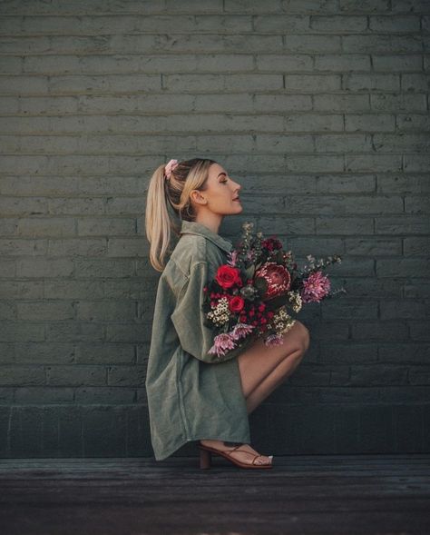 Flower Bouquet Pictures Instagram, Poses With Flowers Bouquets, Bouquet Photoshoot Ideas, Photos Bouquet, Floral Photo Shoots, Kylie Katich, Outdoor Portrait Photography, Bouquet Photography, Floral Business