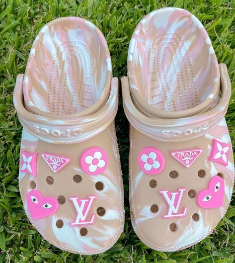 Marble Crocs, Cool Crocs, Crocs Aesthetic, Crocs With Charms, Crocs Slides, Summer California, Crocs Fashion, Travel Motivation, Lifestyle Influencer