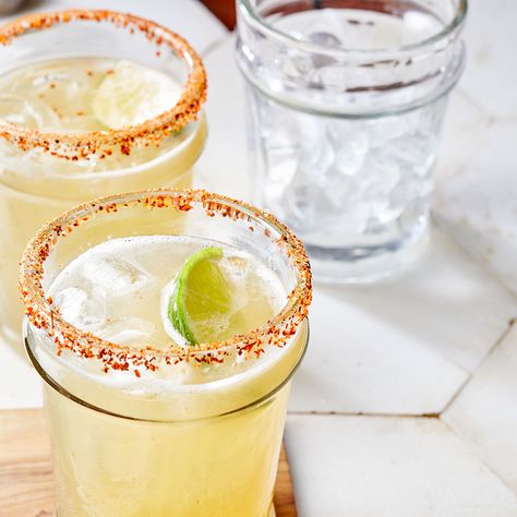 Smoky Tajín Margarita Mexican Glassware, Easy Margarita Recipe, Handblown Glassware, Easy Margarita, Chili Salt, Lime Salt, Chili Lime, Vodka Cocktails, Margarita Recipes