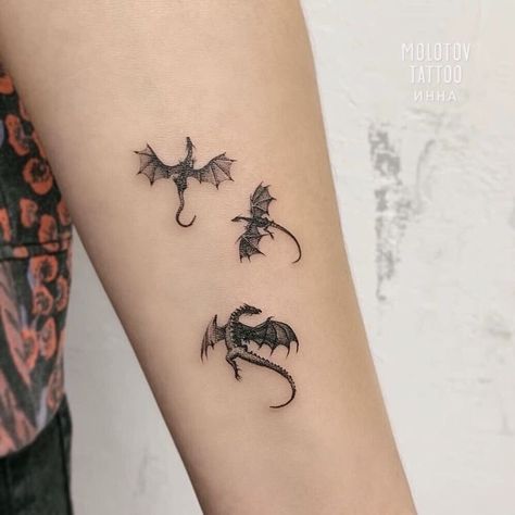 Dragon Tattoo Upper Arm, Dragon Tattoo Wrist, Dragon Tattoo Arm, Small Dragon Tattoos, Bookish Tattoos, Medieval Dragon, Dragon Tattoo For Women, Dragon Tattoos, Inspiration Tattoos