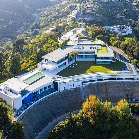 The Luxury Scene on Instagram: “$500 Million Bel Air Mansion. 🤩🌴 The 100,000 sqft. mega compound is being built by film producer/developer Nile Niami on a 4-acre hilltop…” Futuristic Mansion, Bel Air Mansion, Big Mansions, Usa House, Luxury Houses Mansions, Mansion Designs, Dream Life House, Mega Mansions, California Photos