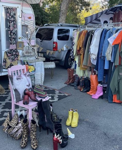 Thrift Core Aesthetic, Trailer Boutique, Thrift Shop Aesthetic, Flea Market Set Up, Flea Market Aesthetic, Bus Decor, Thrift Aesthetic, Thrift Boutique, Flea Market Booth