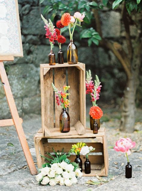 Wedding decor with crates, bottles, and bright flowers | Image by Brancoprata Wooden Crates Wedding, Wedding Crates, Fall Ceremony, Crate Decor, Backyard Reception, Wedding Bottles, Rustic Wedding Inspiration, Portugal Wedding, Festival Inspiration