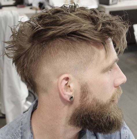 Messy Caucasian Mohawk Mohawk Haircut, High Fade Haircut, Mohawk Hairstyles Men, Faux Hawk Hairstyles, Kadeřnické Trendy, Mohawk Hairstyles, High Fade, Men Haircut Styles, Punk Hair