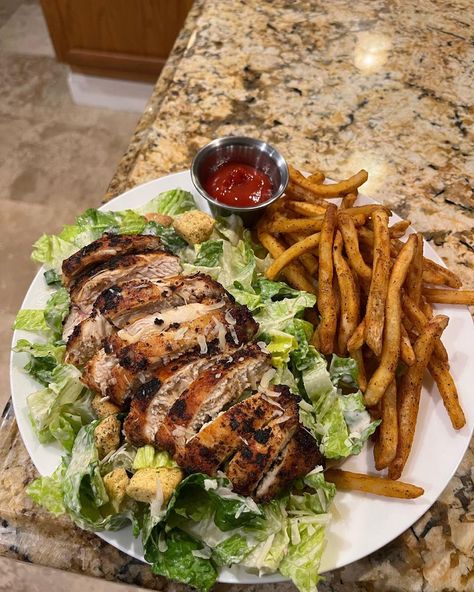 Checkers Fries, Pita Salad, Chicken Caesar, Chicken Caesar Salad, Healthy Food Inspiration, Food Motivation, Easy Healthy Meal Prep, Healthy Food Dishes, Healthy Food Motivation