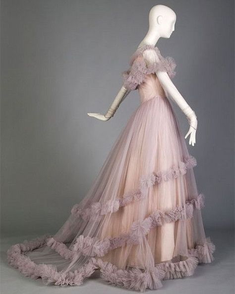 In Pretty Finery (@inprettyfinery) • Instagram photos and videos Dior Wedding Gown, Robes Vintage, Dior Vintage, Fashion 1950s, 1950s Style, Christian Dior Couture, Vintage Gowns, Vintage Couture, Moda Vintage