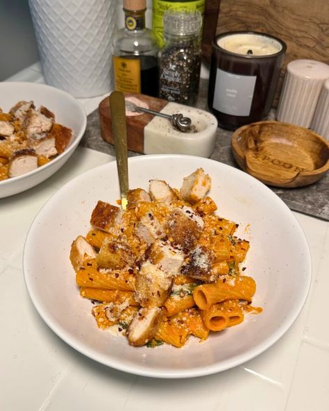 Spicy Vodka Chicken Pasta | eatwitherika.com Vodka Chicken Pasta, Vodka Pasta With Chicken, Chicken Vodka Pasta, Vodka Chicken, Chicken Bowl Meal Prep, Mediterranean Chicken Bowl, Harissa Chicken, Spicy Pasta, Vodka Pasta