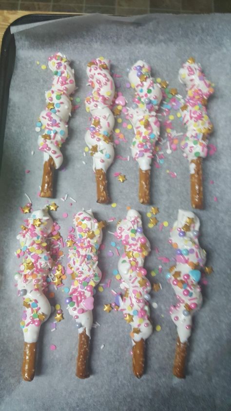 Unicorn Pretzel Rods, Unicorn Dessert Table, Carmel Chocolate, Chocolate Dipped Pretzel Rods, Mermaid Party Food, Dipped Pretzel Rods, Unicorn Desserts, Chocolate Dipped Pretzels, 5th Birthday Party Ideas